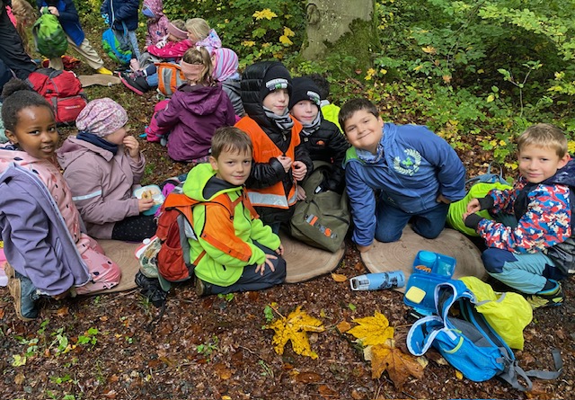 Ein spannender Tag im Wald – Zweitklässler mit dem Förster unterwegs
