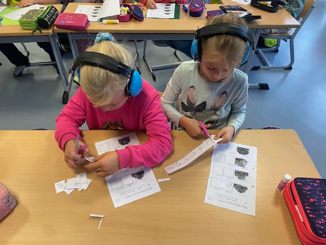 Wer besser hört, kann besser lernen – und manchmal hilft auch das Gegenteil